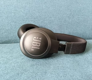 JBL Live 660NC : un milieu de gamme simple et robuste, pour titiller les autres grandes marques